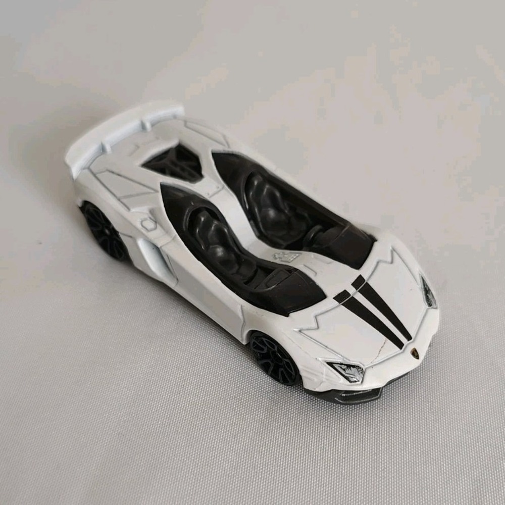 2014 Hot Wheels Lamborghini Aventador J White Black Stripe Open Top Diecast 1:64